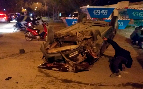 Impresionante accidente en el acceso a San Pedro: chocó contra un poste y volcó