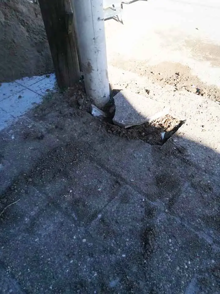 Rompieron la vereda y dejaron todo así