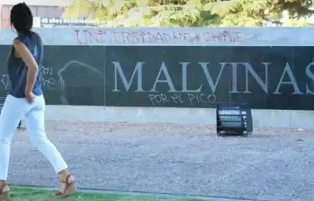 Rosario: Un grupo de chilenos vandalizó el monumento a Malvinas