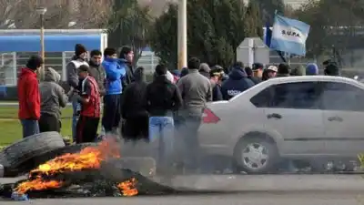 Chubut: Portuarios bloquean la planta de Aluar y hay riesgo para las fuentes de trabajo en Madryn
