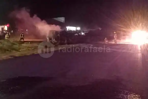 Volcó un camión en la Ruta Nacional 34 y se incendió completo: tránsito parcialmente interrumpido