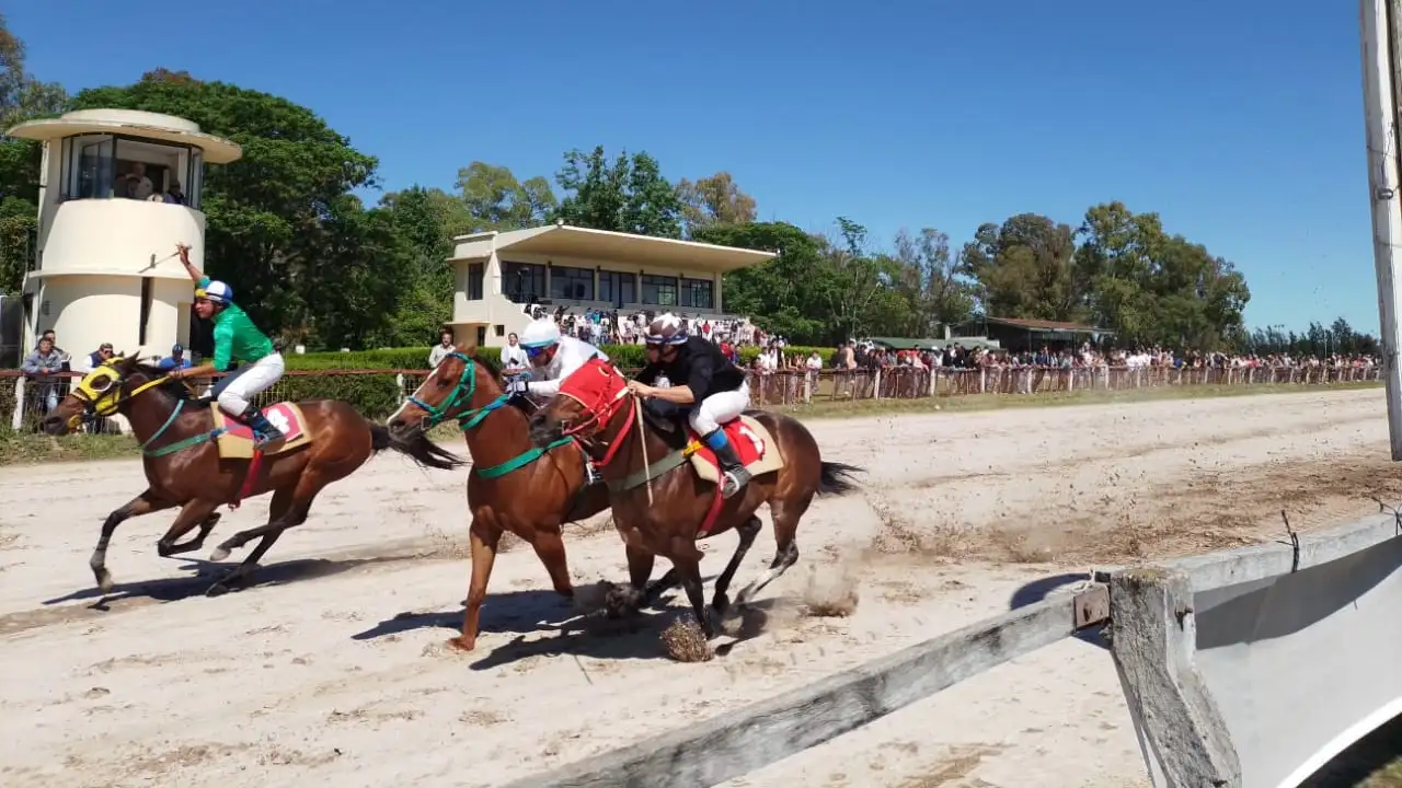 En la primera carrera, en reñido final, se impuso el 4, Clarita.
