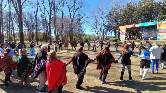 El escenario del Paseo Público tributa al recuerdo de Edmundo "Indio" Peralta con sonido de peña