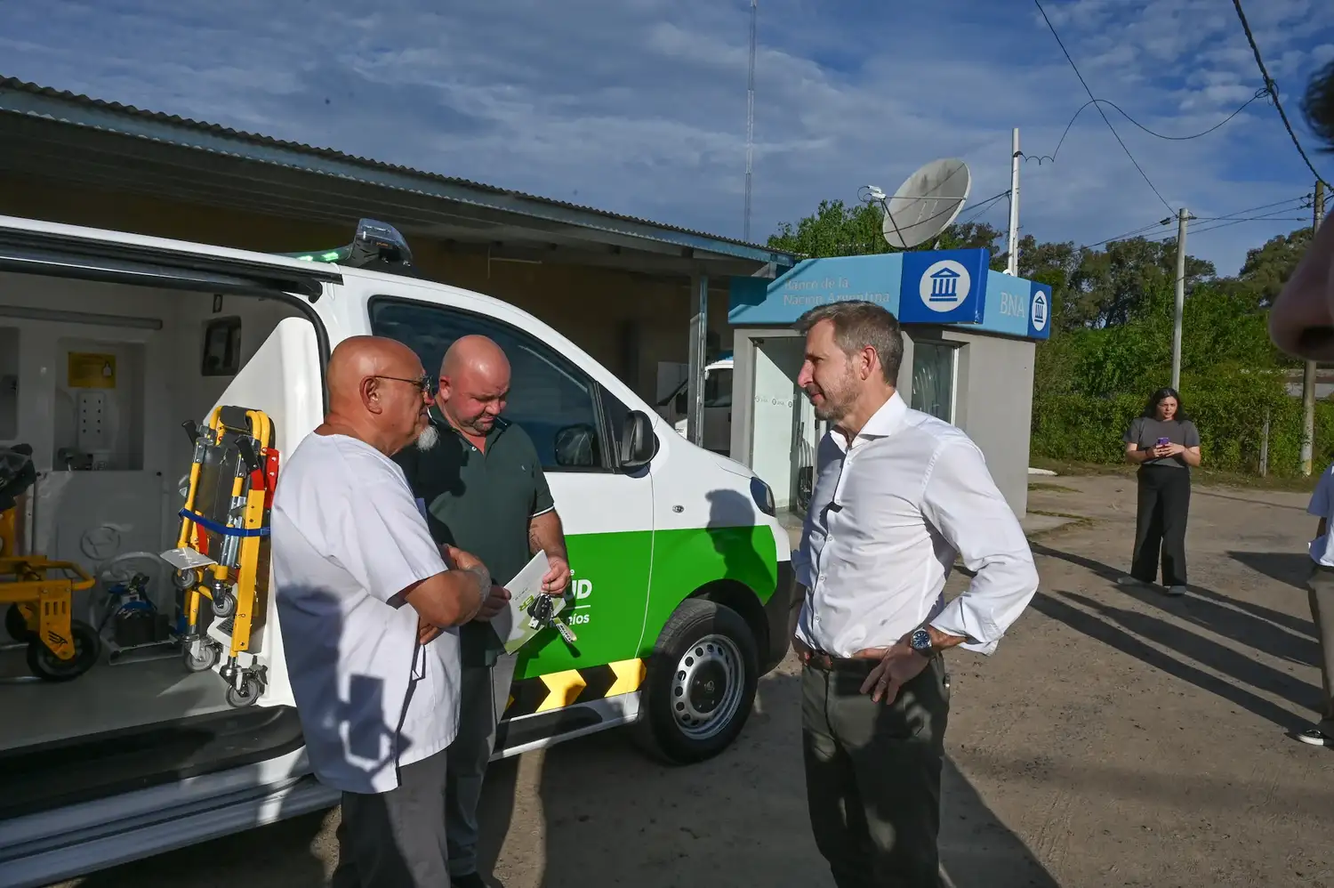 Rogelio Frigerio entregó una ambulancia y supervisó obras escolares en Ceibas