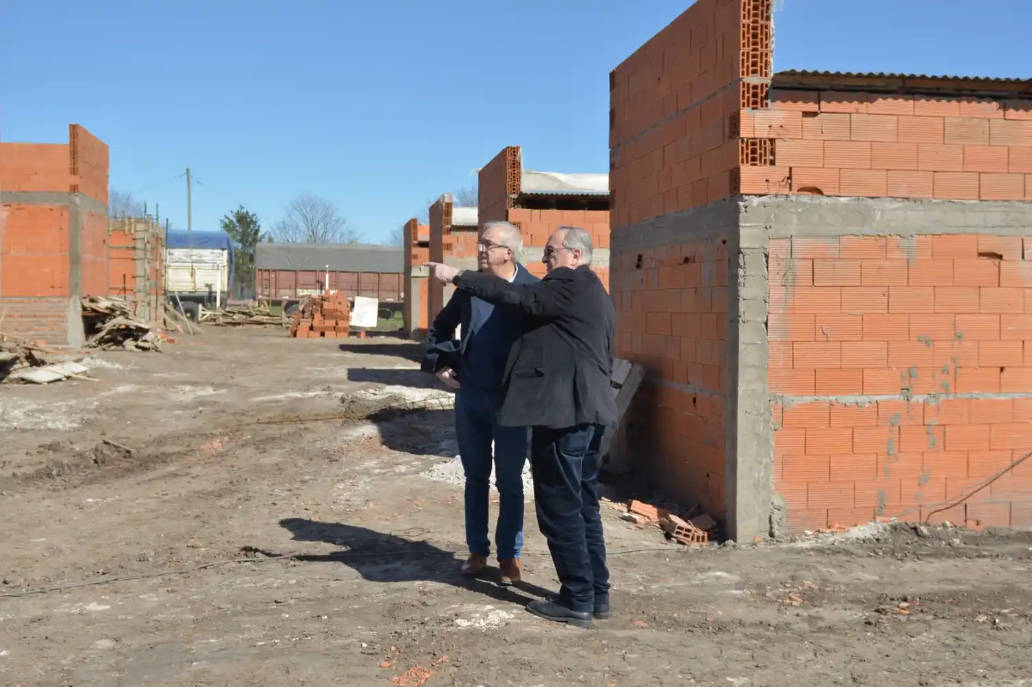 Lunghi supervisó el avance de las obras de construcción en Arco Iris