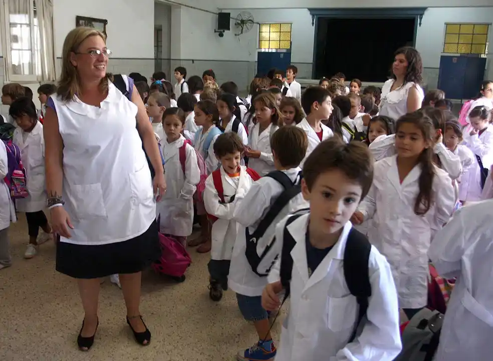 Apenas 15 de cada 100 alumnos de primaria reciben más horas de clases