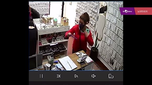 Difundieron el video: así robaron en un local de accesorios y quedaron filmadas