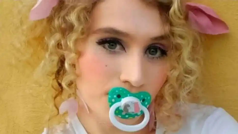 Tiene 28 años pero se siente bebé: usa chupete y pañales, y se duerme con cuentos de hadas