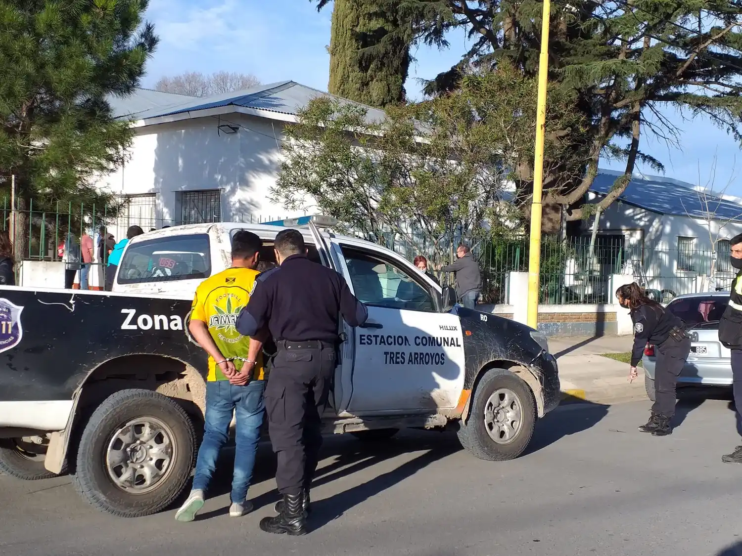 Tres Arroyos: Fue a votar con un cuchillo, insultó a la fila electoral y fue detenido