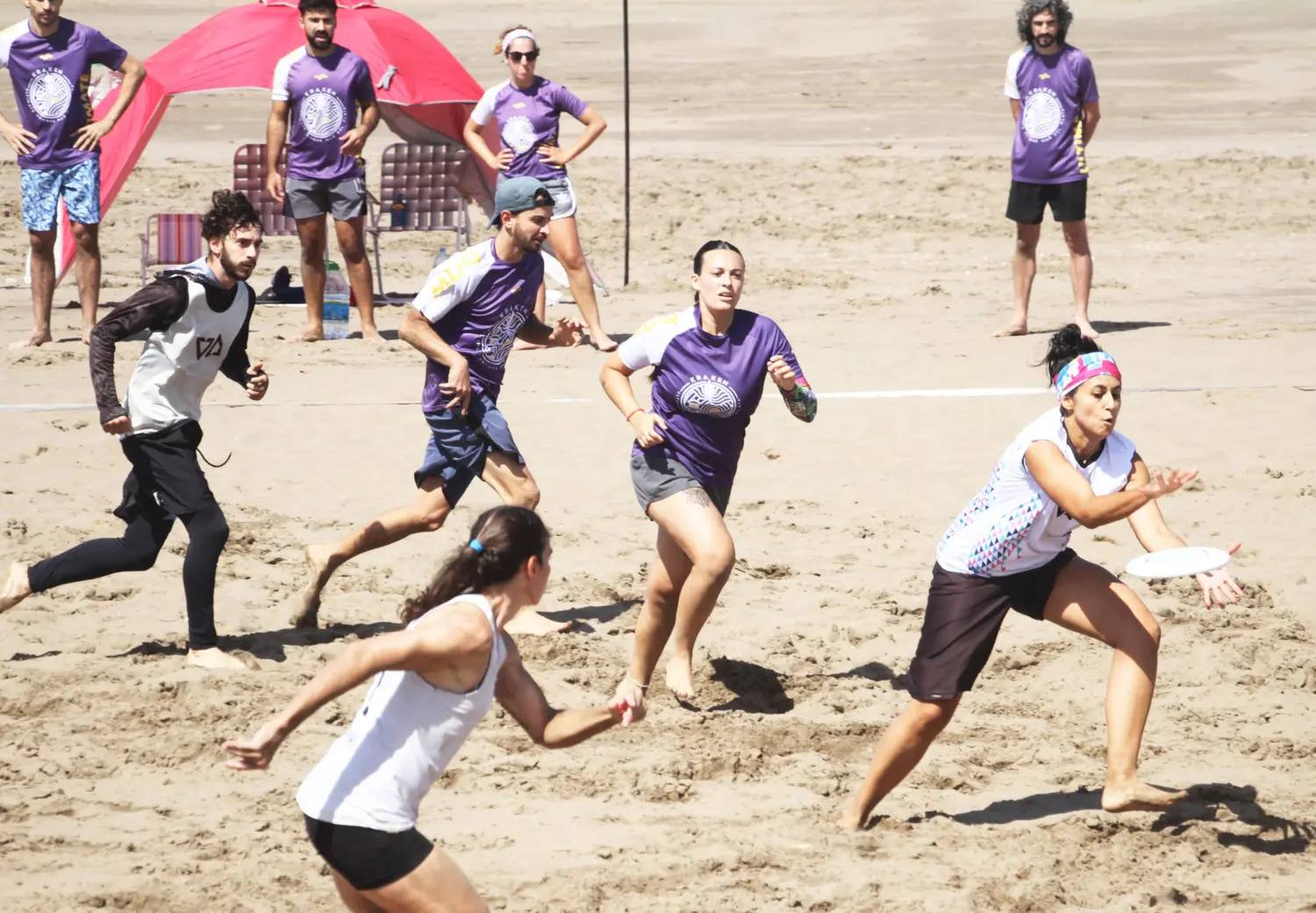 Comenzó a volar el frisbee en las playas de Claromecó