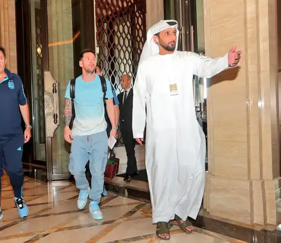 Messi llegó a Abu Dhabi y se sumó a la Selección argentina
