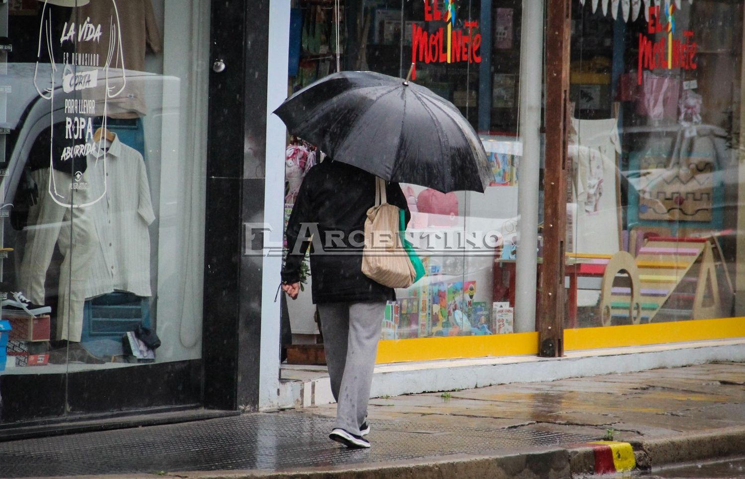 La semana comienza con una alerta meteorológica por lluvias y tormentas