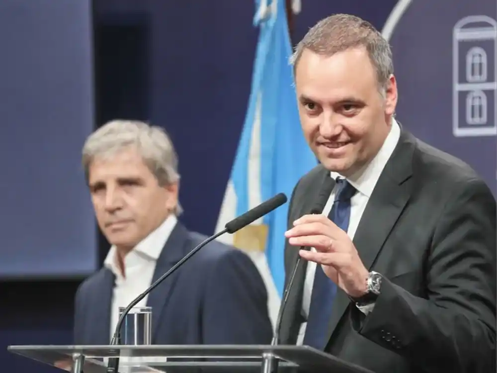 Investigan detalles del viaje de Adorni a Punta del Este y suma otra polémica por una casa en un country