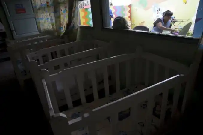 Tocó el timbre de una casa, dejó un bebé de seis meses en la puerta y escapó