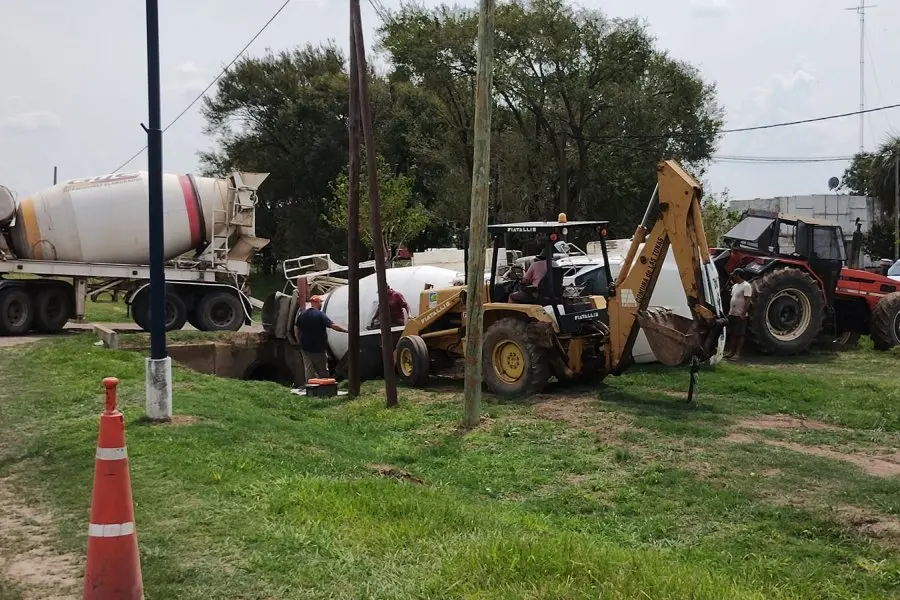 Tras una mala maniobra un camión hormigonero volcó y terminó en la cuneta 