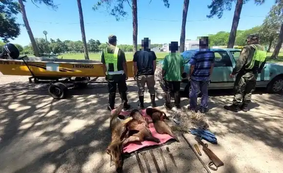 Tenían restos de fauna silvestre: atraparon a tres hombres con armas, un ciervo y dos carpinchos