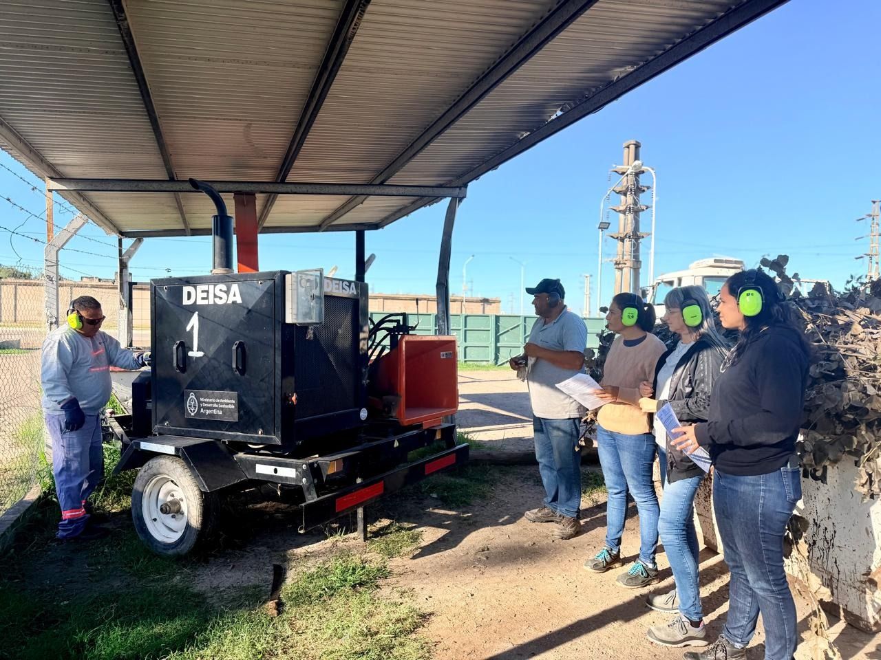 Personal municipal se capacitó para el uso seguro de la chipeadora