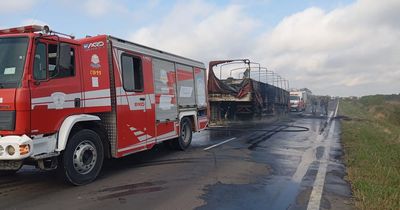 Semirremolque fue consumido por las llamas sobre la Ruta 11