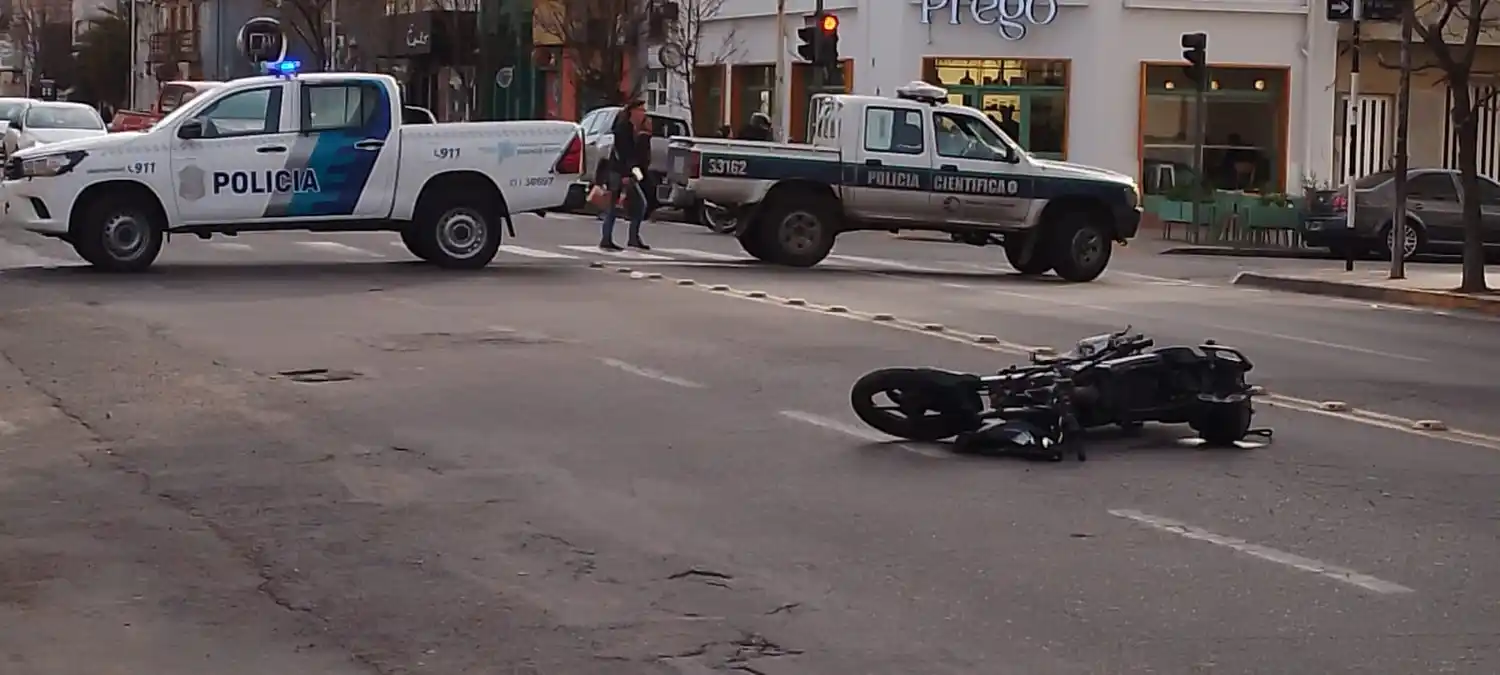 La conductora del auto, salió ilesa del accidente.