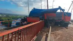 Impresionante choque en Ruta 12: camión quedó colgando del puente en Zárate