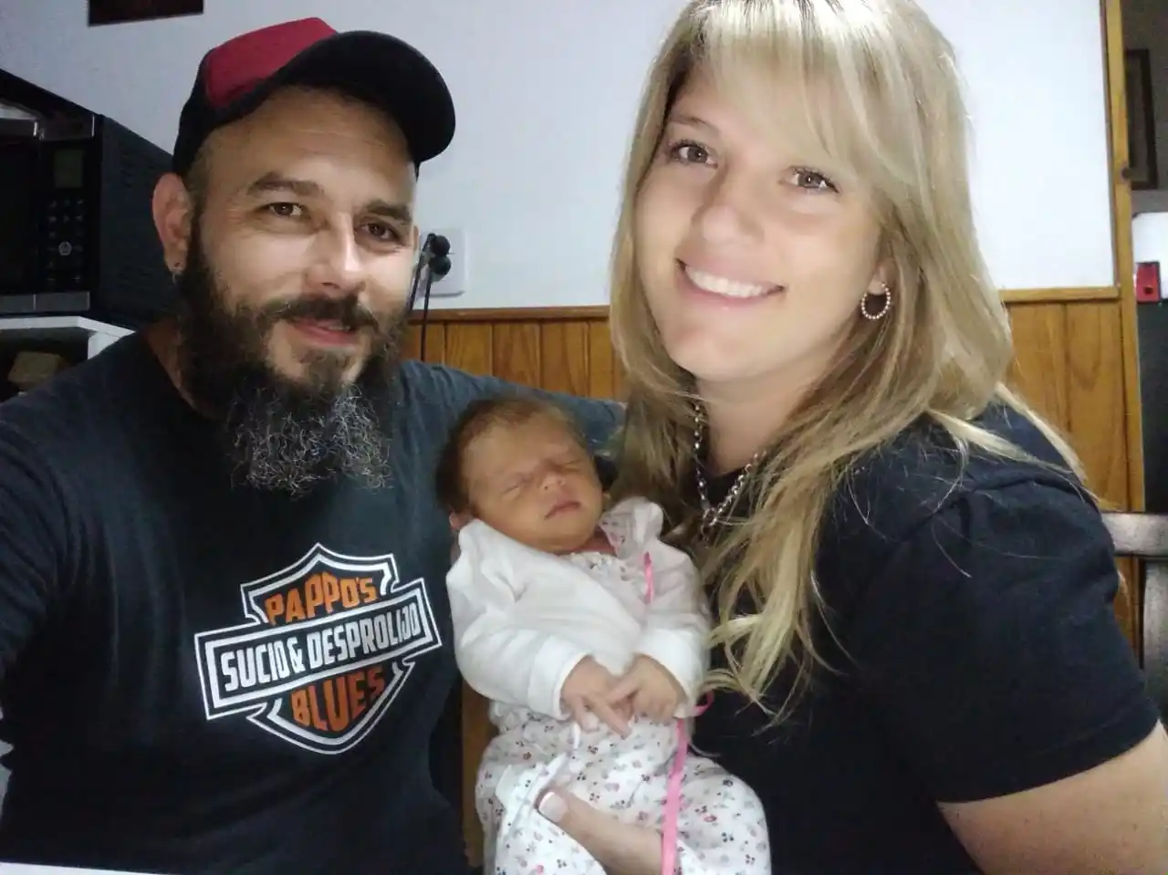 Recién nacidos cuyos abuelos besan la pantalla de cuarzo