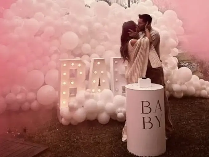 La pareja y una gran celebración en la que se conoció que esperan una niña.