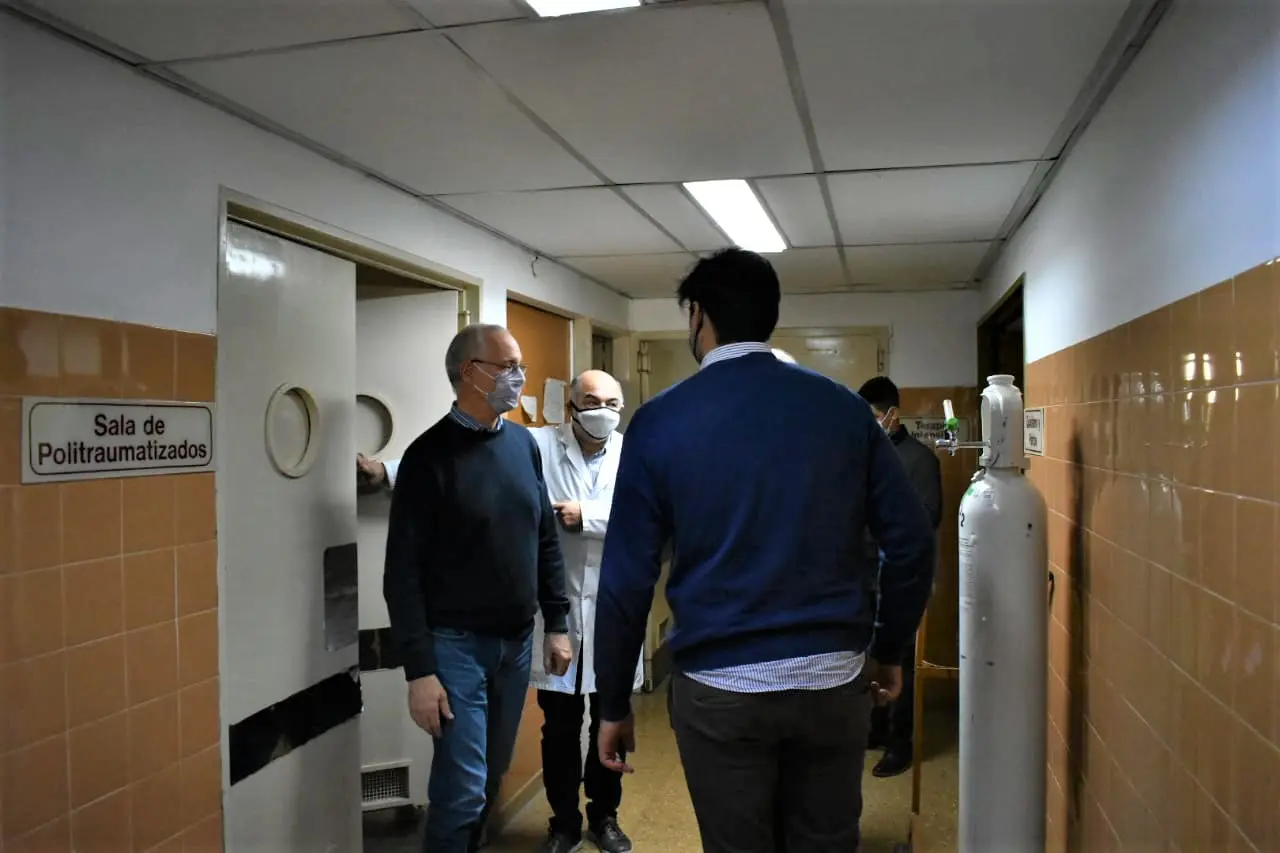 Gollan en el Hospital: analizarán ampliar el laboratorio y acordaron entrega de camas de terapia intensiva con aparatología