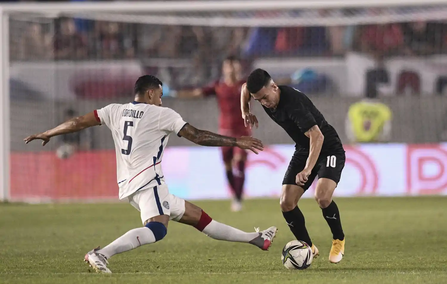 Velasco, frente a Gordillo, en el partido entre Independiente y San Lorenzo.