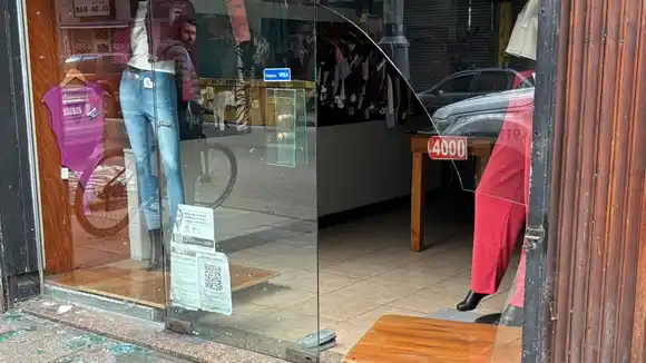 Volvieron a romper la vidriera de un local de ropa en el centro: hay rastros de sangre