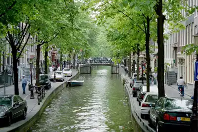 Cómo Ámsterdam, Barcelona y otros destinos "llenos de gente" están controlando el turismo 