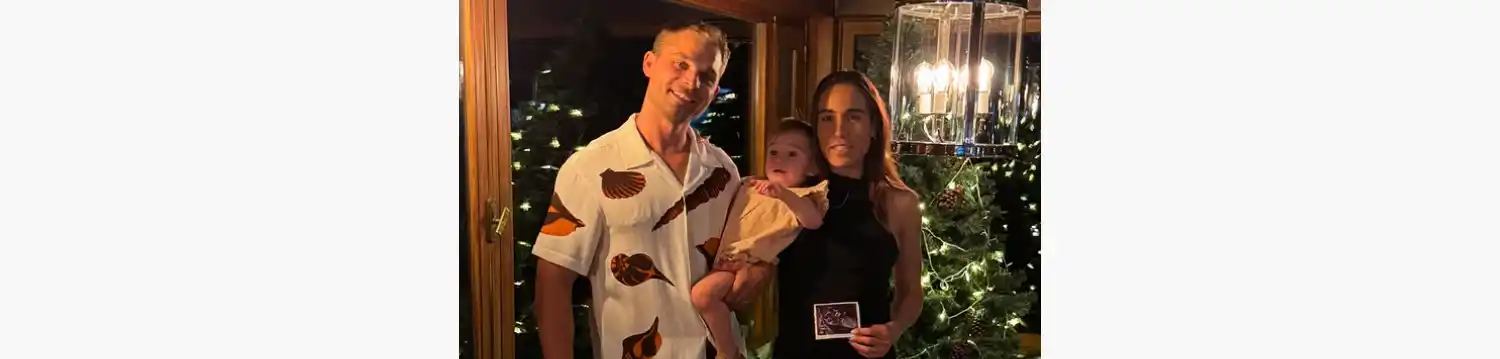 Belén Casetta junto a su familia anunciando que será madre por segunda vez.
