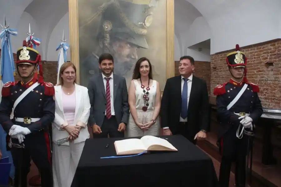 El gobernador flanqueado por Gisela Scaglia, Victoria Villarruel y los granaderos, en el Campo de la Gloria de San Lorenzo. </p><p>Prensa Gobierno de la Provincia