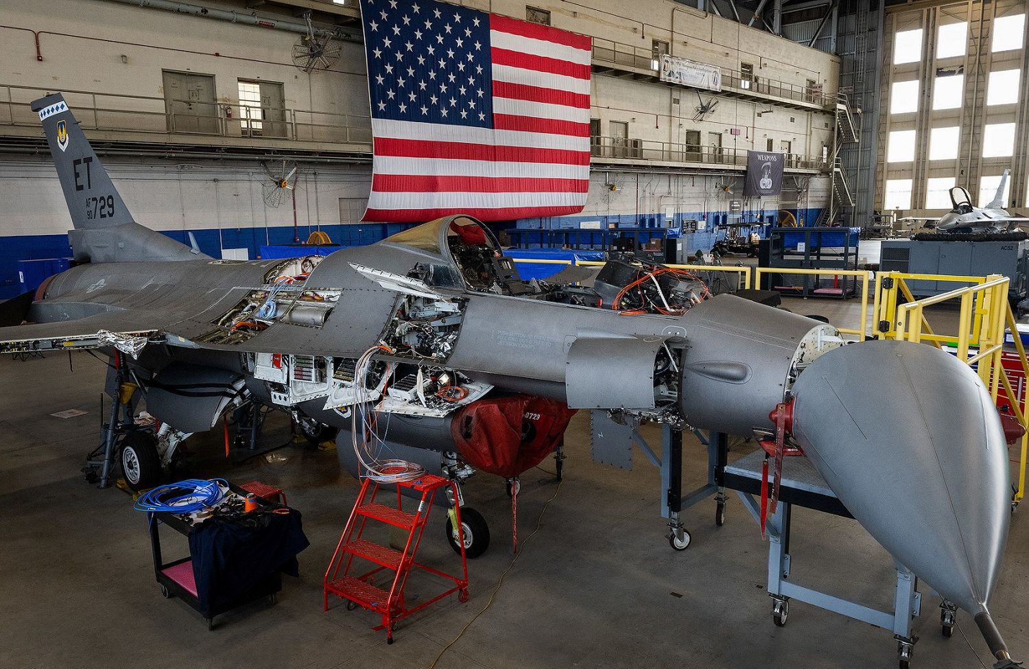 Caza F-16 siendo modificado para el vuelo autónomo para el programa VENOM. Foto: USAF
