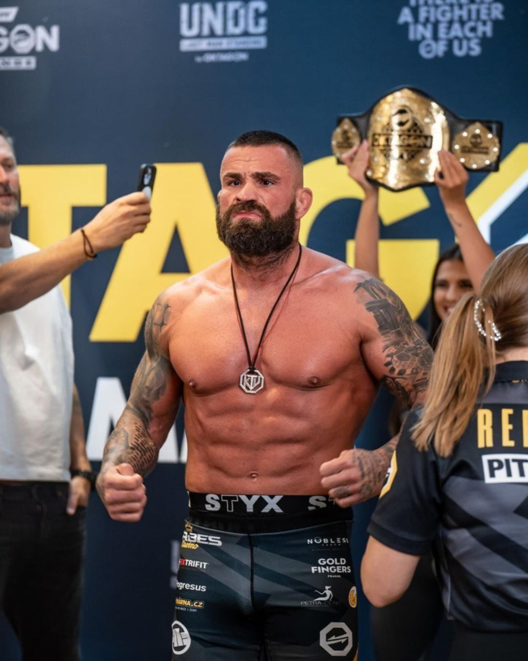 Este luchador de la MMA vive rodeado de todo tipo de animales exóticos