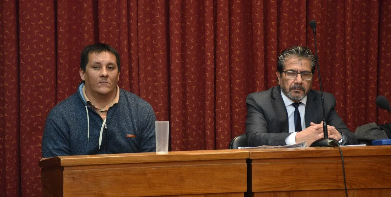 Omar Gabriel Albornoz junto a su abogado Dionisio Ayala.