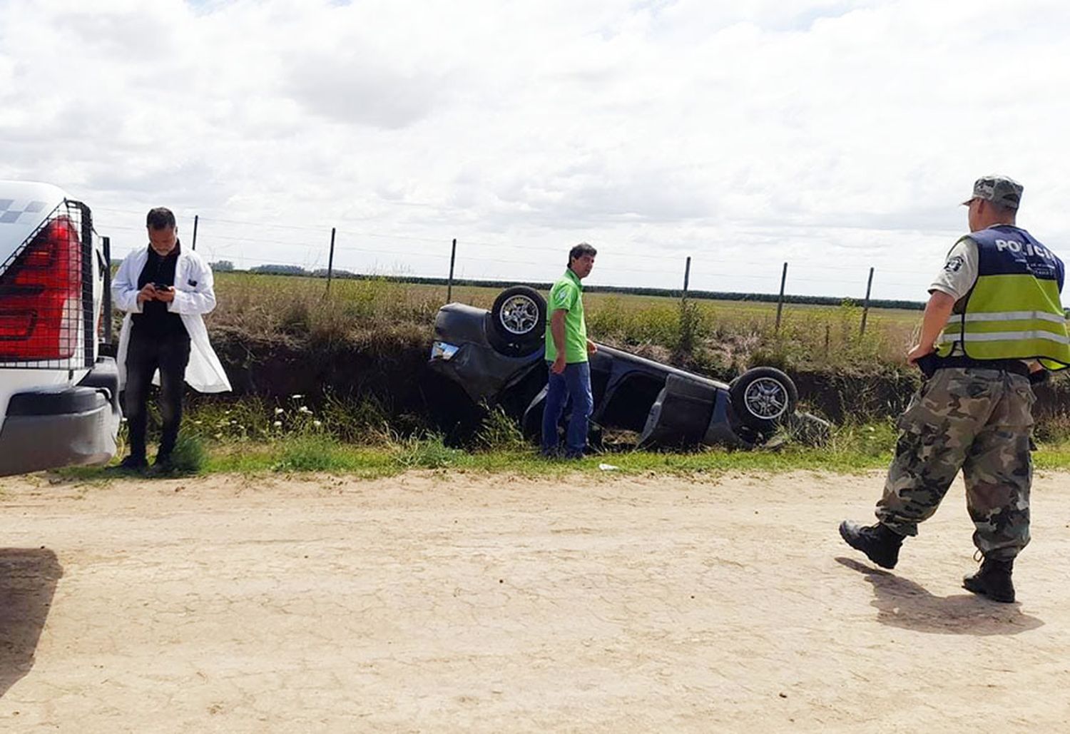 Turistas sufrieron un vuelco con su auto en un camino rural