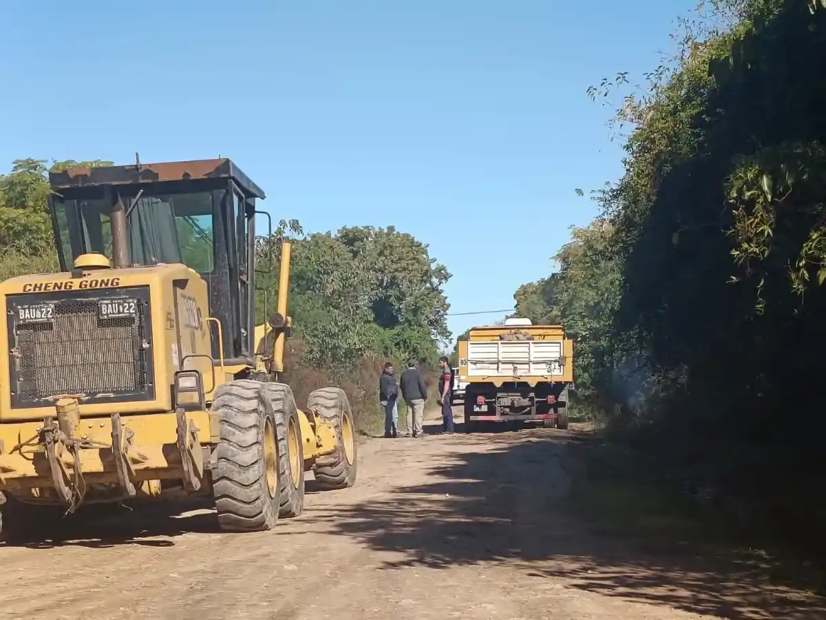 Las máquinas trabajaban en el entoscado de las calles del paraje histórico.