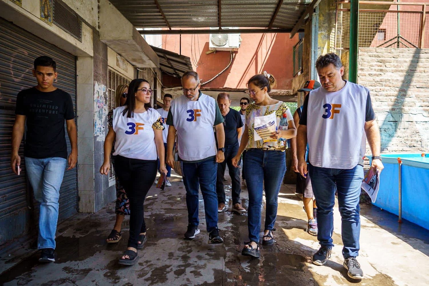 Un Intendente de Juntos recorre barrios populares, puerta por puerta, para que los chicos vuelvan a la escuela