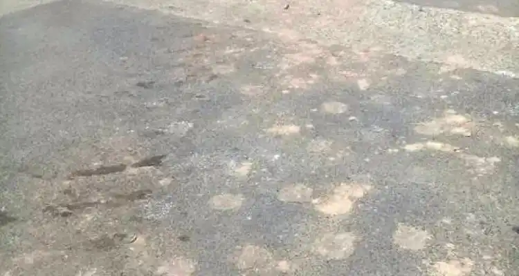 Una máquina que asfaltaba en otro barrio pasó  y les rompió  el pavimento