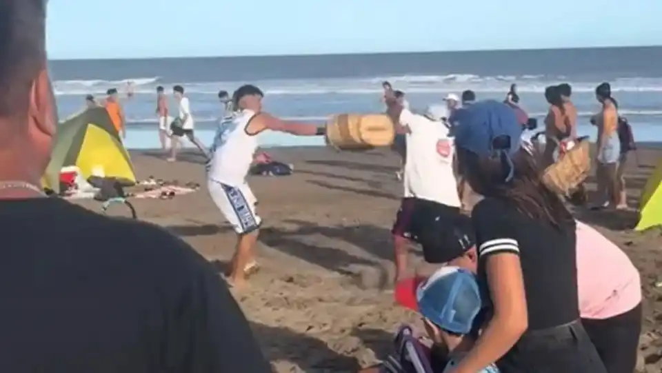 Brutal pelea de vendedores ambulantes en una playa de Villa Gesell
