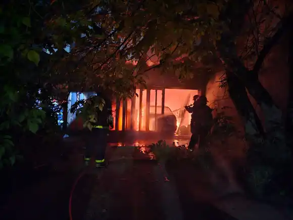 Destrucción total: se incendió un vehículo estacionado en el interior de una casa