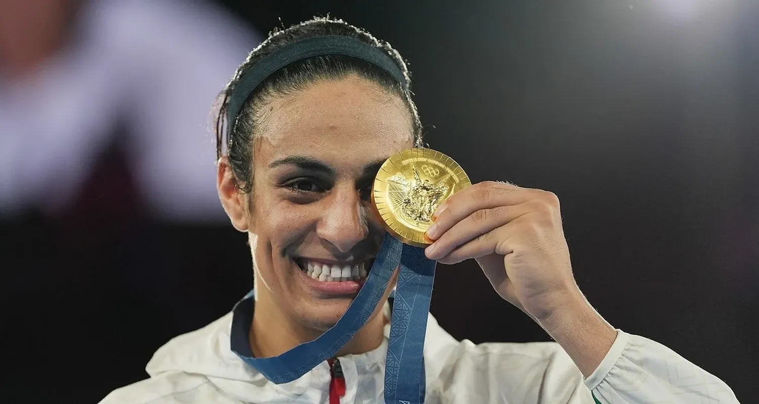 Imane Khelif de Argelia celebra su victoria al hacerse del oro en los 66kg de boxeo femenino en los Juegos Olímpicos de París 2024. Crédito: Xinhua / Jiang Wenyao.