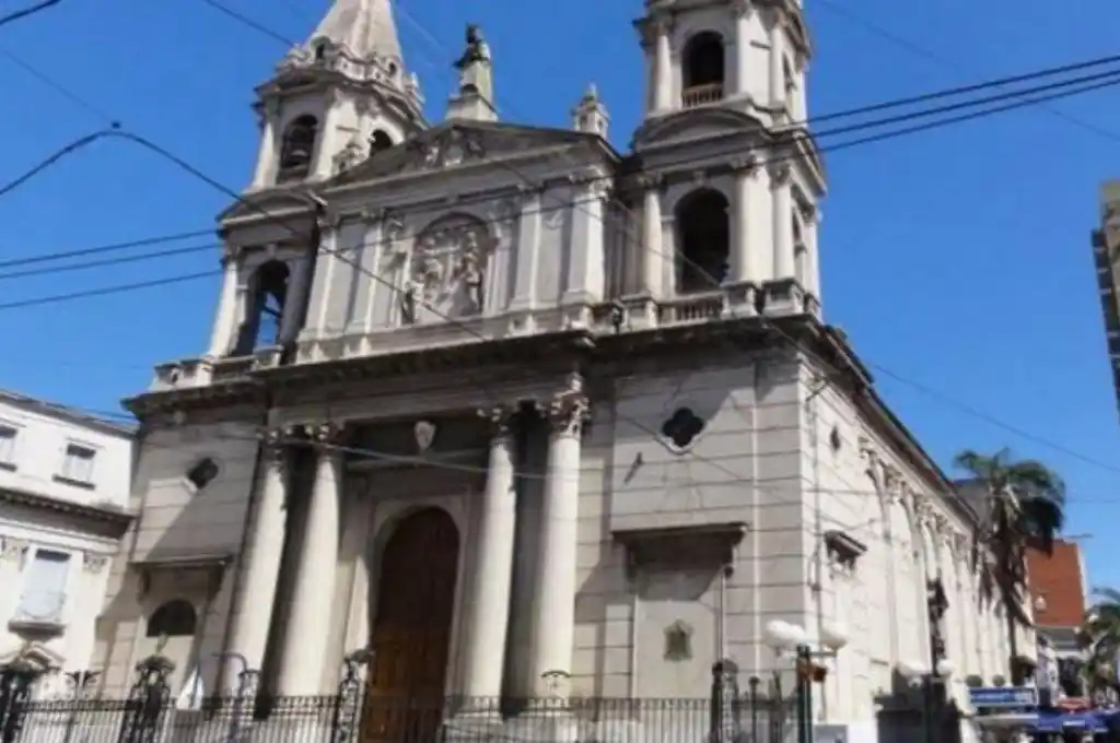 La imagen estaba en el ingreso de la iglesia.