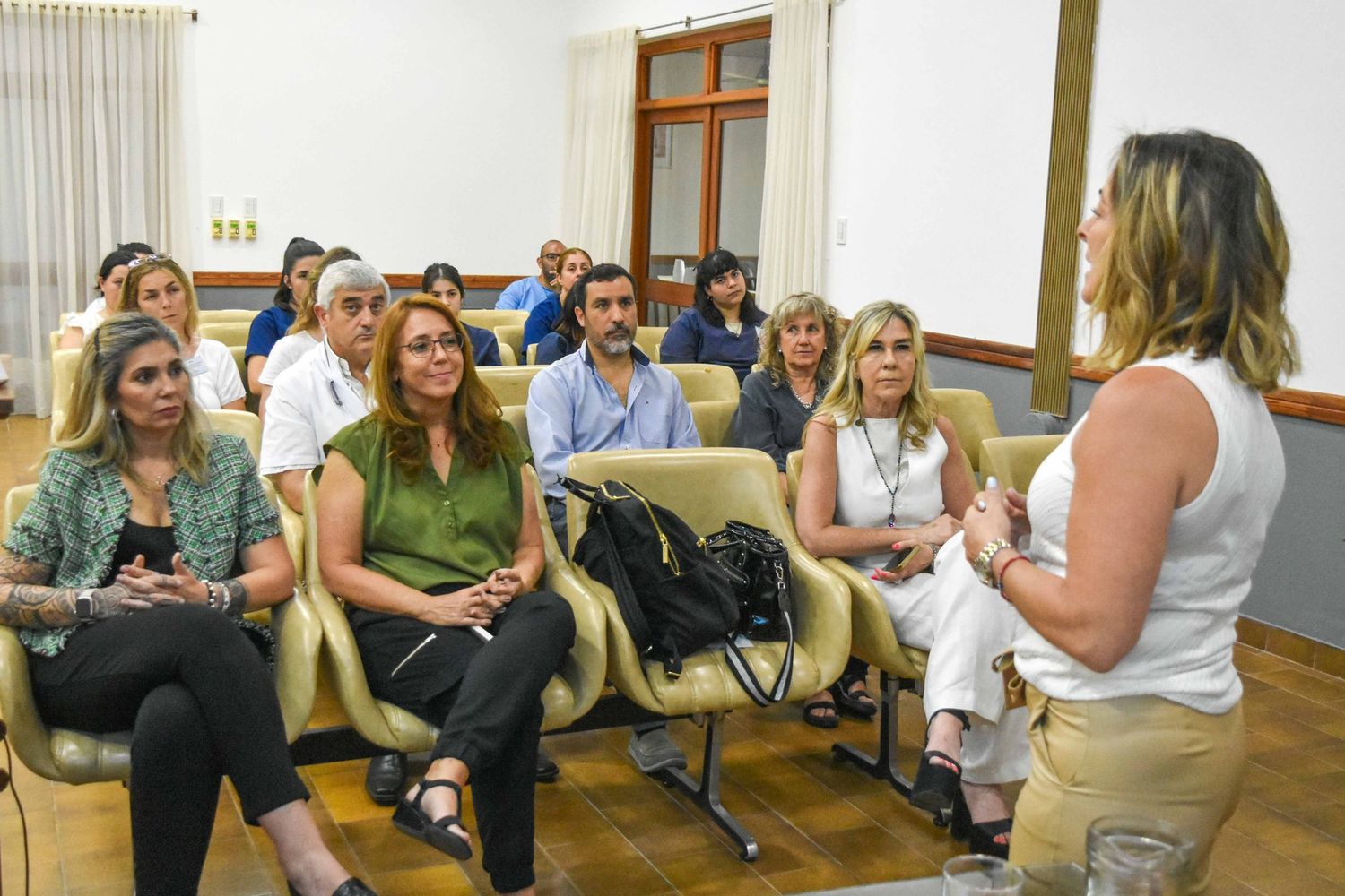 Natalia Matorra dirigiéndose a los presentes.