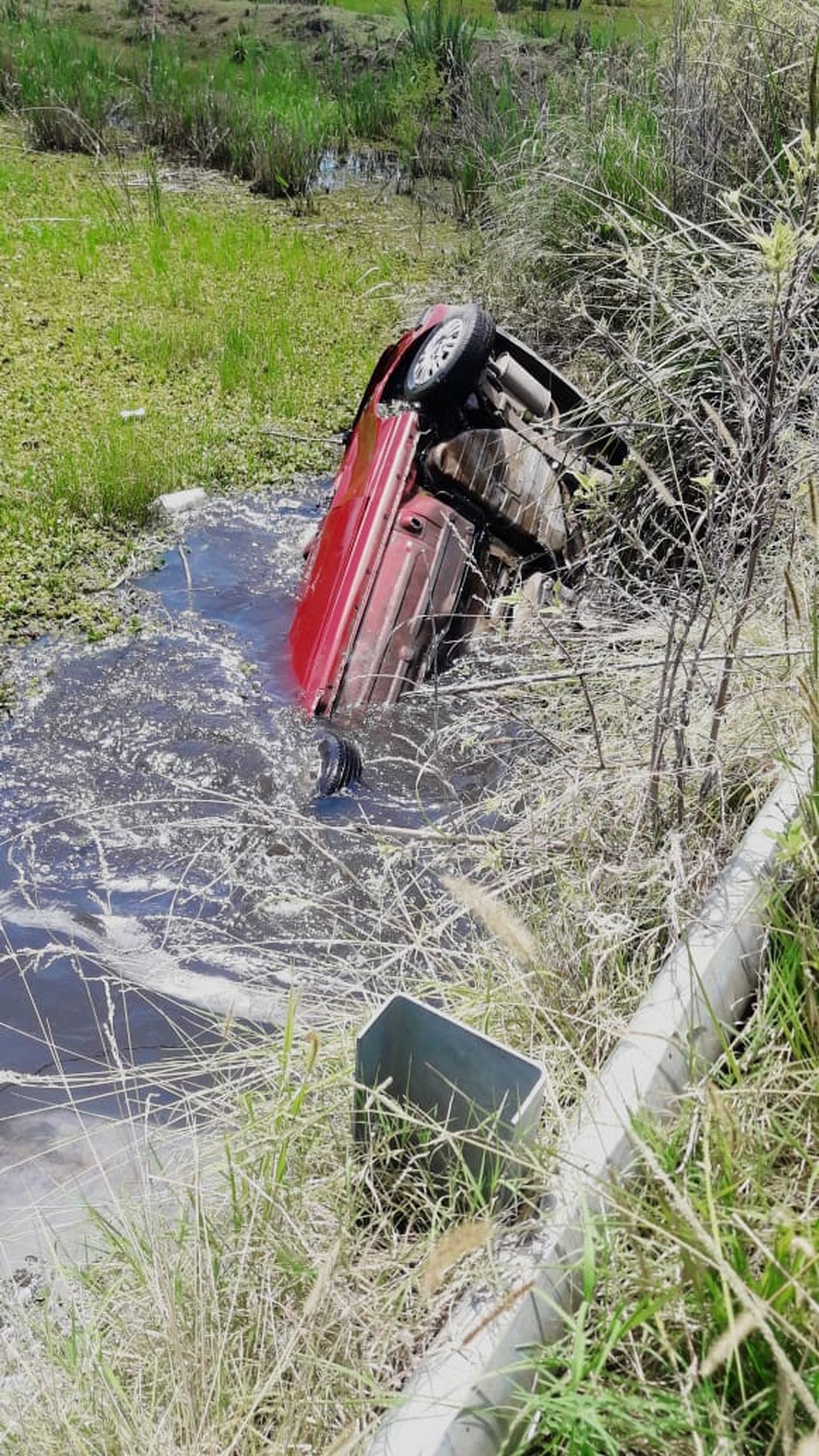 Una persona murió al volcar y caer al agua con su auto