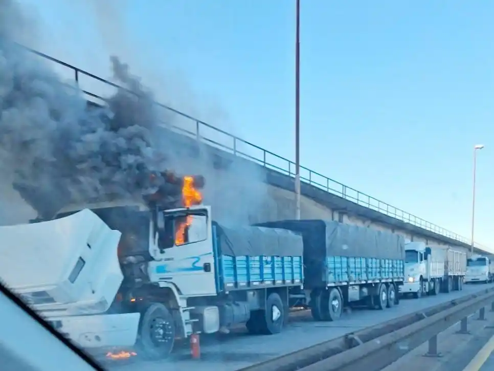 En la RN 12: corte total por el incendio de un camión en el complejo Zárate–Brazo Largo