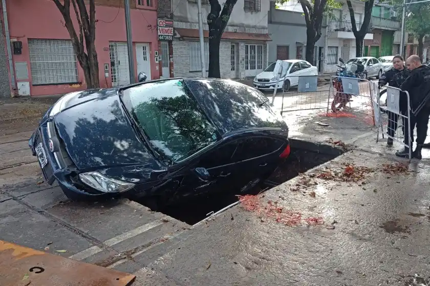 Zona centro: un automovilista «encalló» su vehículo en un pozo de dos metros