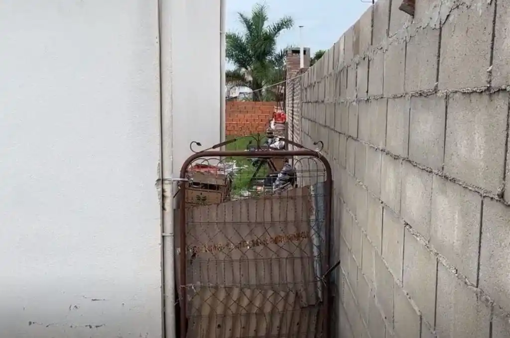 Entró a robar a una vivienda, intentó violar a una niña y escapó desnudo en barrio Santa Rita