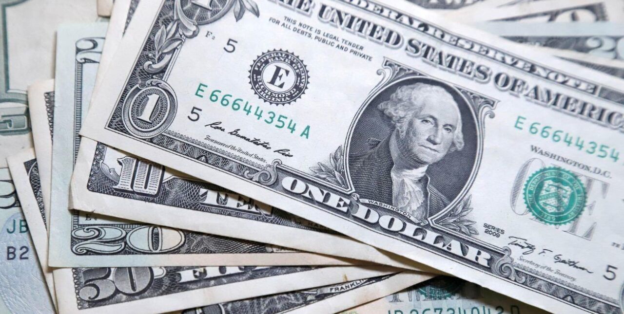 Dólar “blue”: a cuánto se vende la divisa en el cierre de la semana