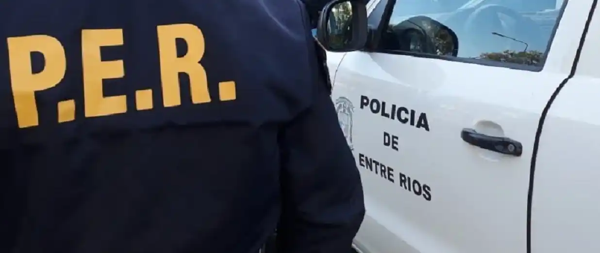 Sufrió graves lesiones al chocar con su moto, y lucha por su vida